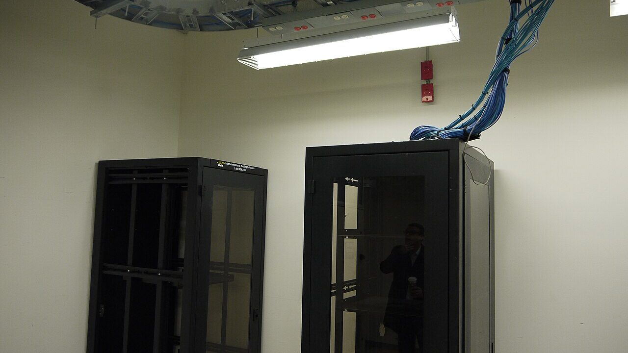 Server racks and cabling in a data centre room